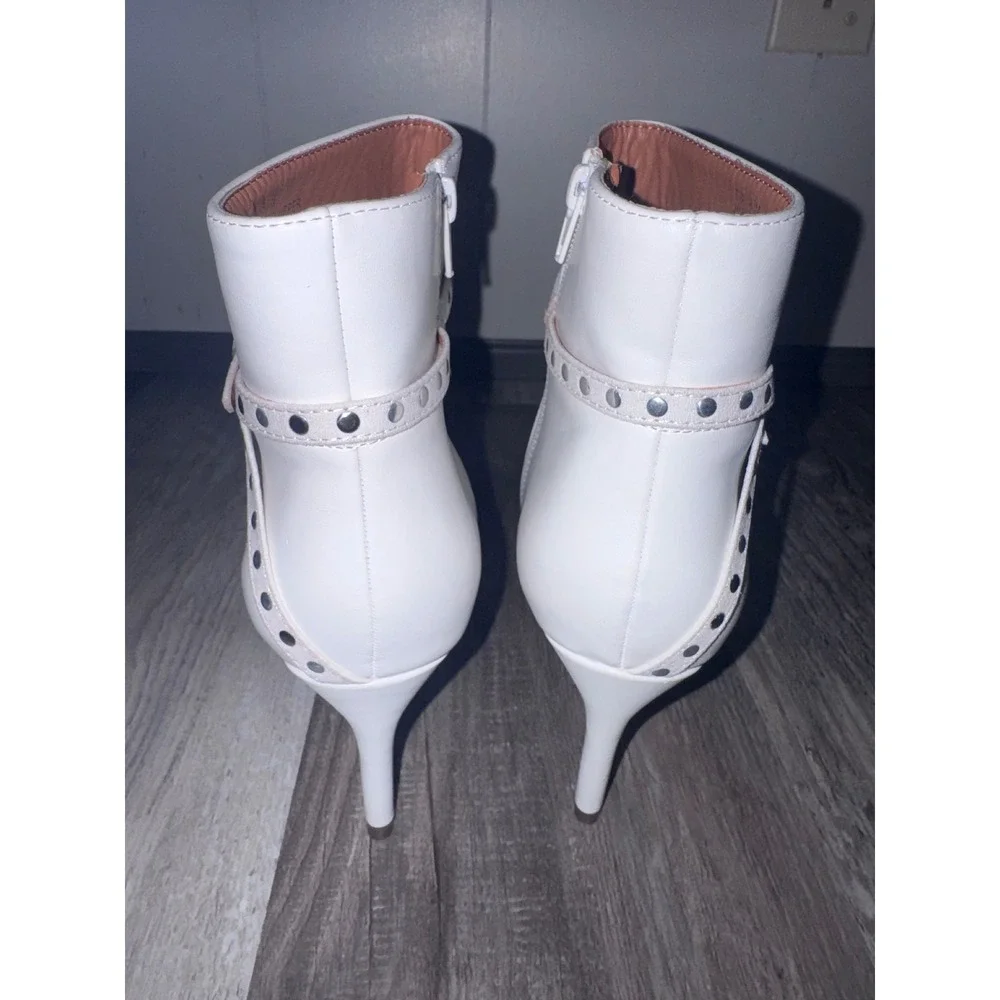 Rouge Helium White Pointed Toe Stiletto Ankle Boots Studded Strap Size 8.5